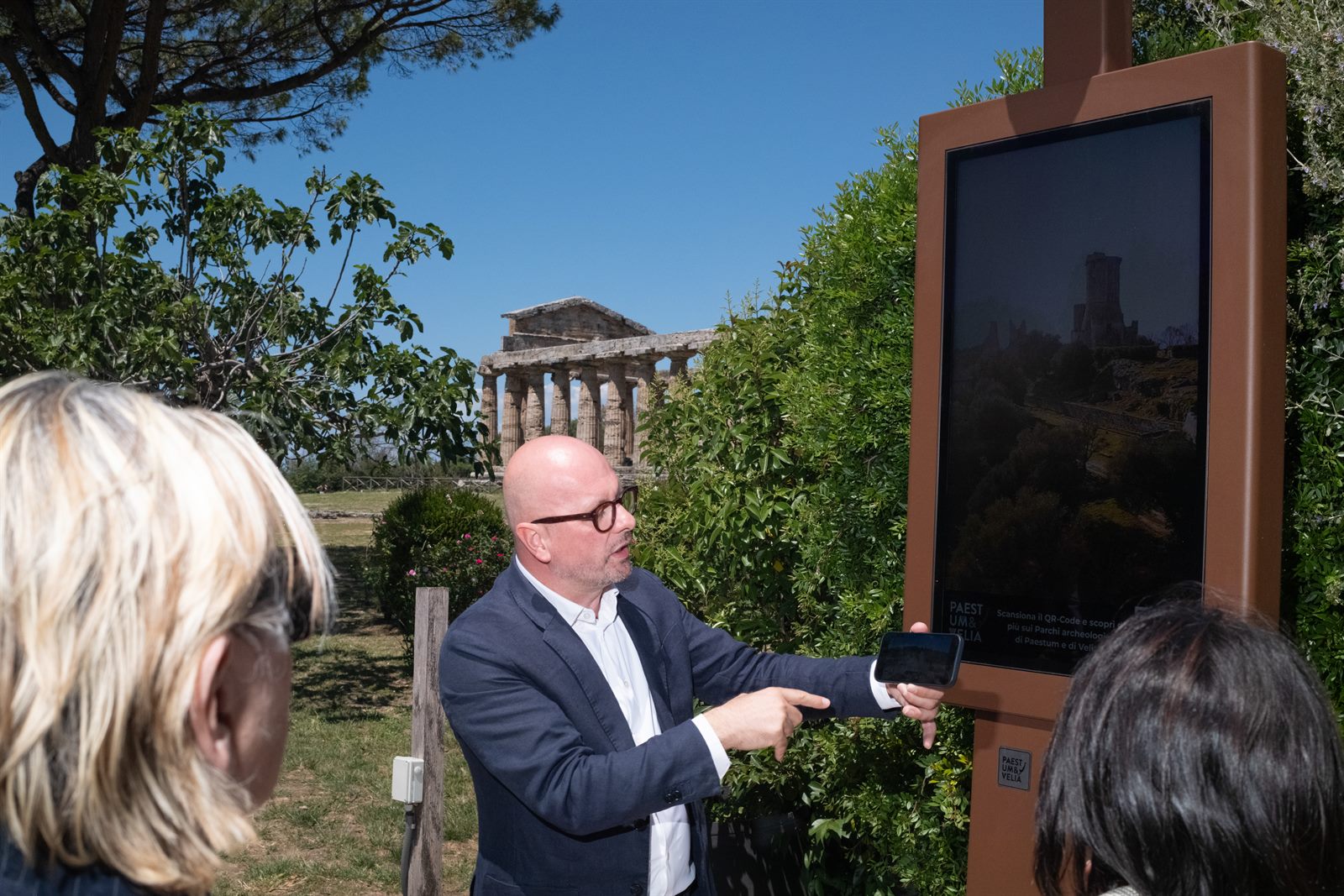 Alberto Mandrile presents the digital totem in front of the Doric temple