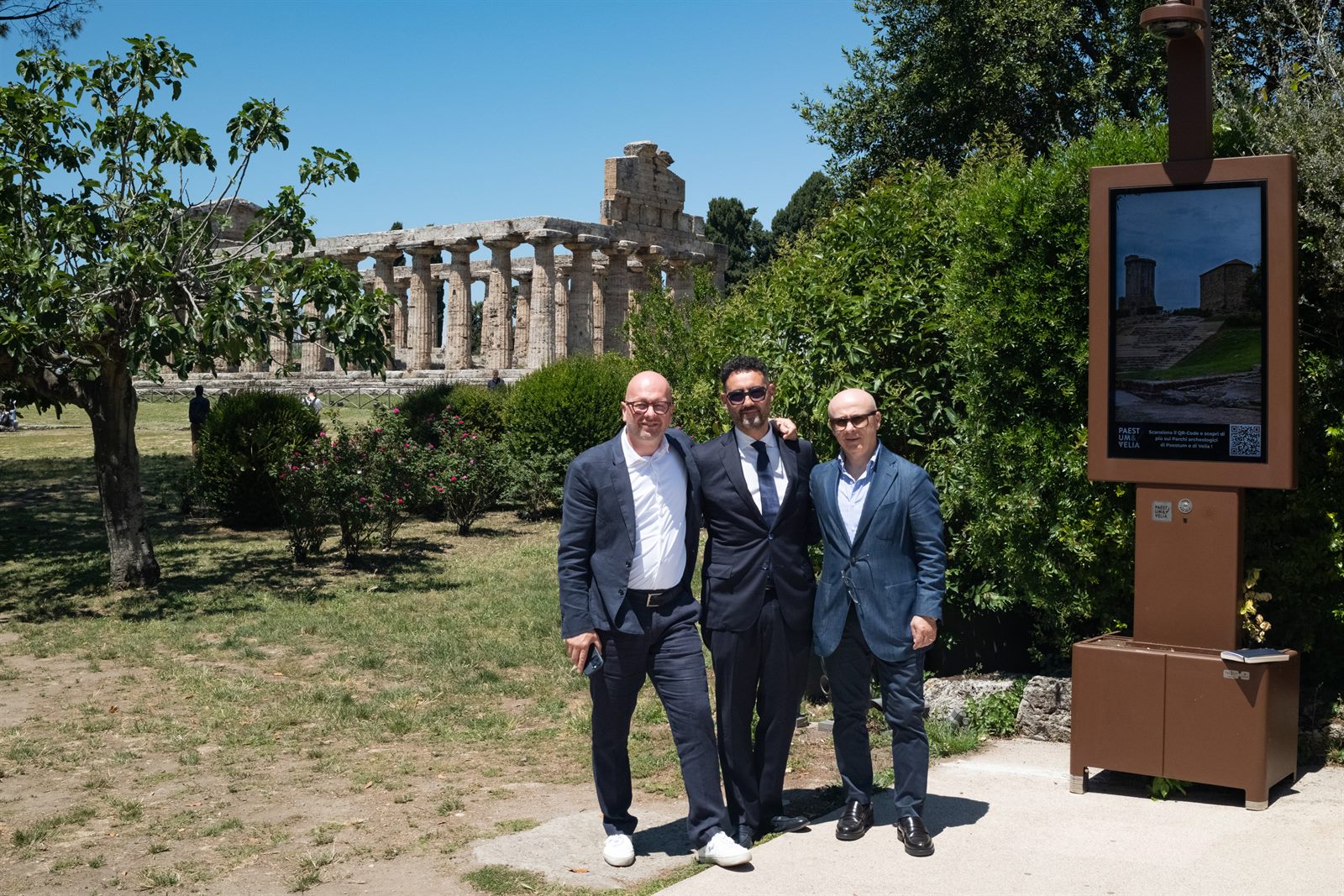 Group photo in front of the temple of Paestum during the event