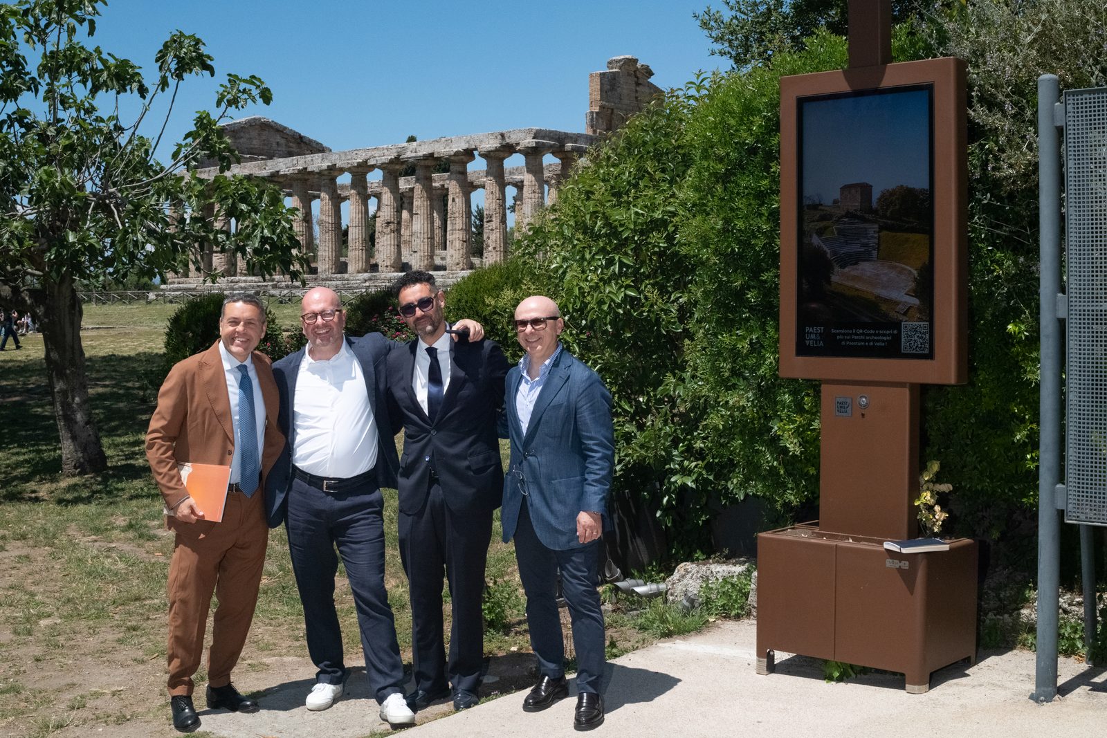 Guests in front of the temple of Paestum next to the smart totem of the Paestum Smart project