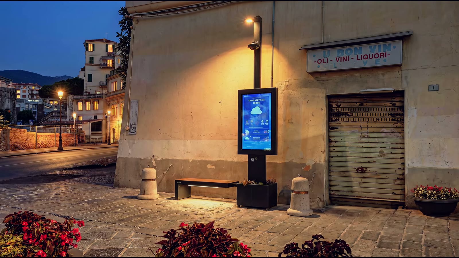 Display dell'isola smart con le previsioni meteo in una piazza di Sanremo