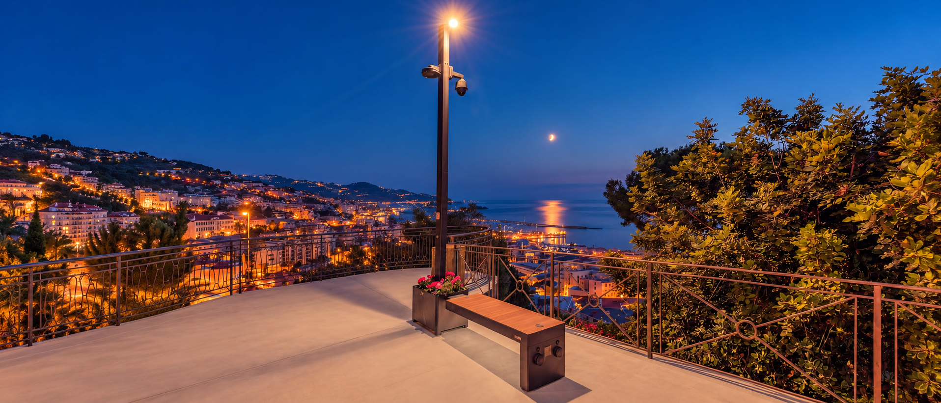 Isola smart con panchina sulla terrazza panoramica della Pigna affacciata sul mare di Sanremo
