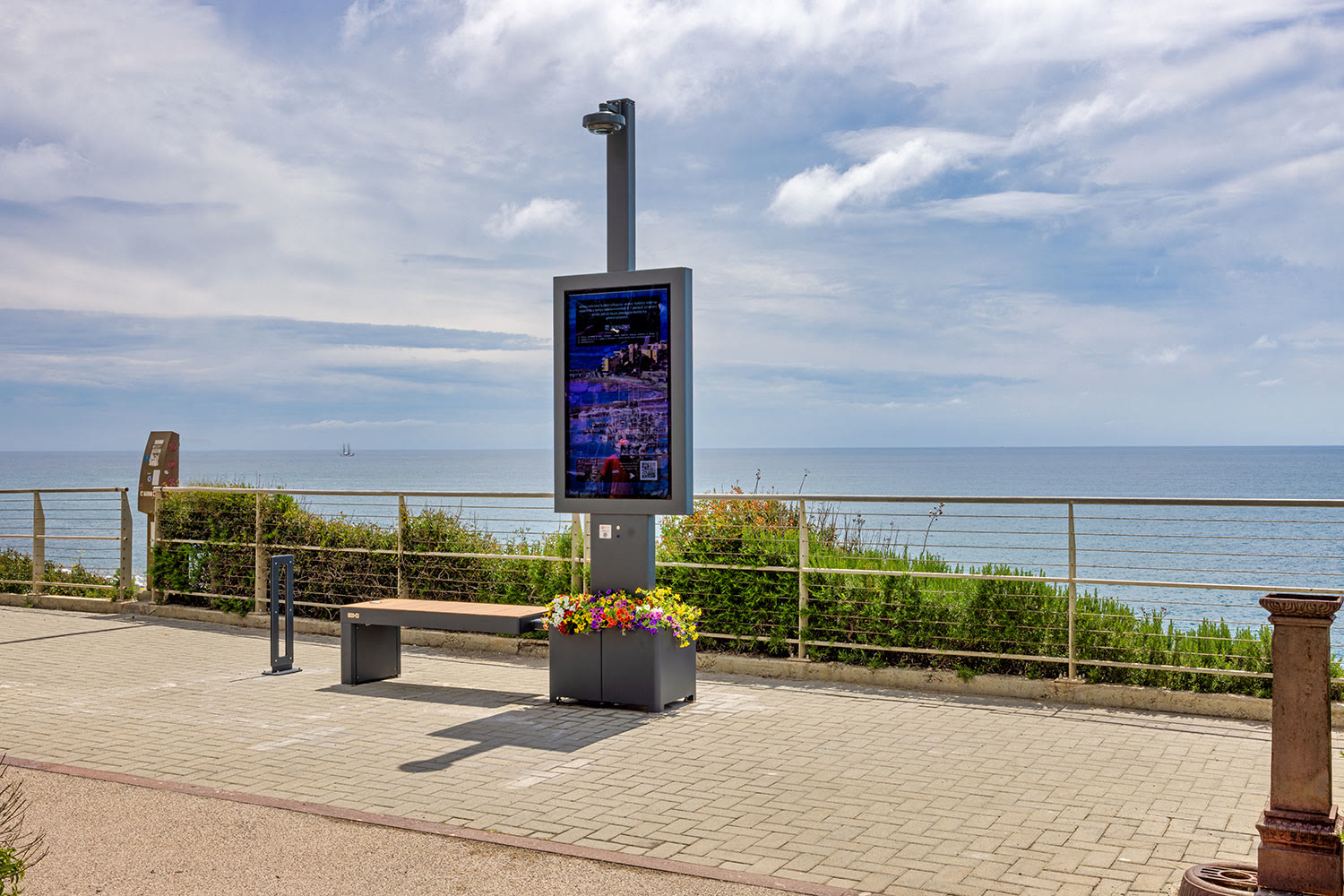 Isola smart sul lungomare della pista ciclabile tra Sanremo e San Lorenzo al Mare