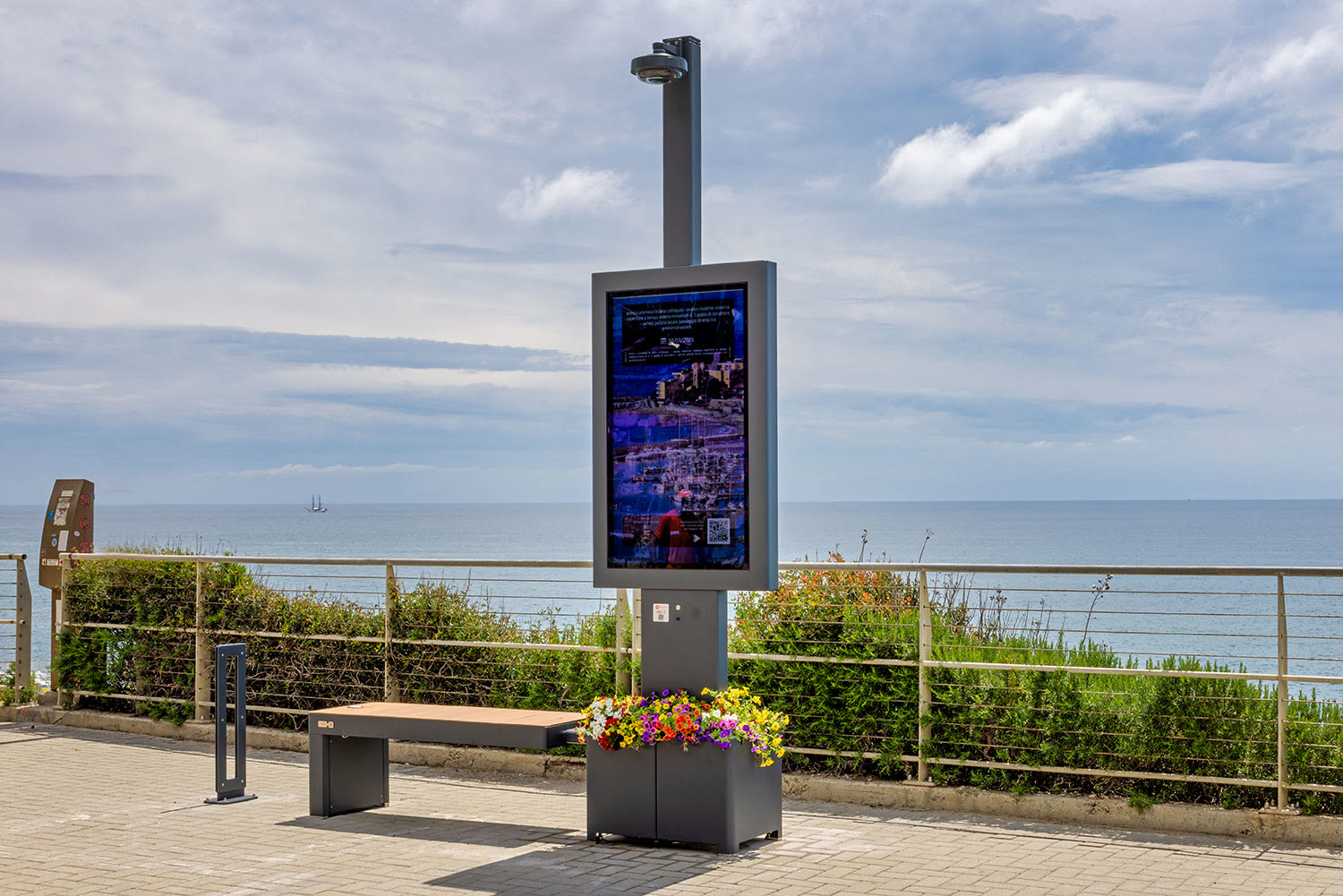 Isola smart con display e fioriera sulla pista ciclabile del Parco Costiero della Riviera dei Fiori