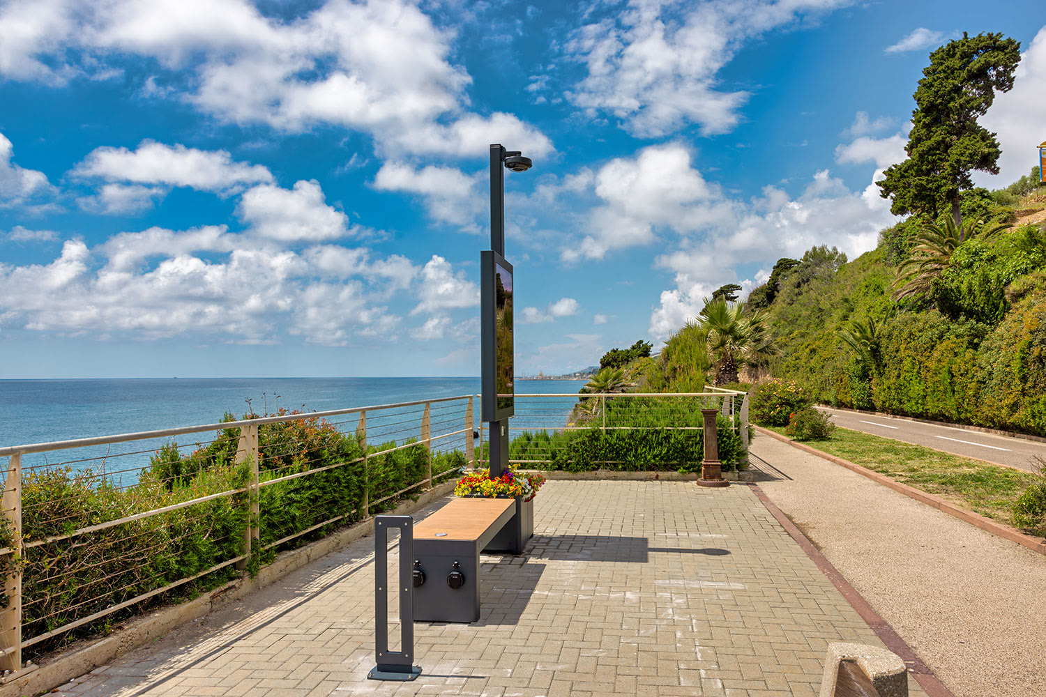 Isola smart lungo la pista ciclabile della Riviera dei Fiori
