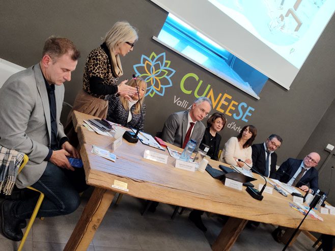 Il tavolo dei relatori alla presentazione dell'Ufficio Turistico Diffuso nella sede dell'ATL del Cuneese