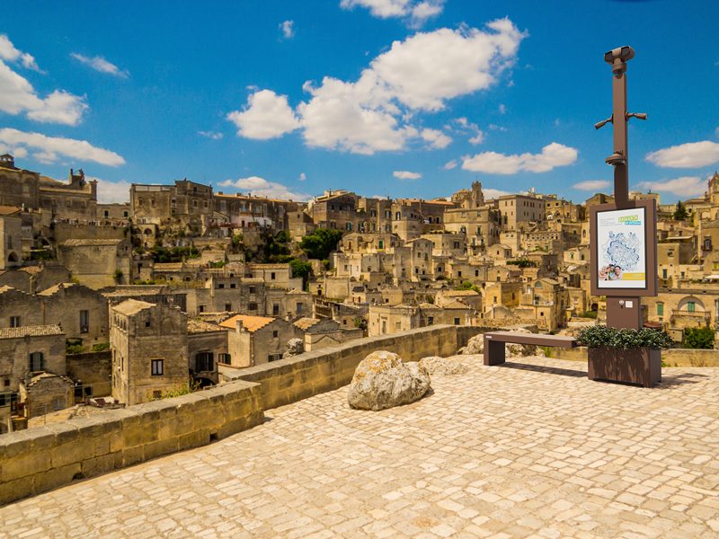 Isola digitale i-Gate affacciata su un borgo storico