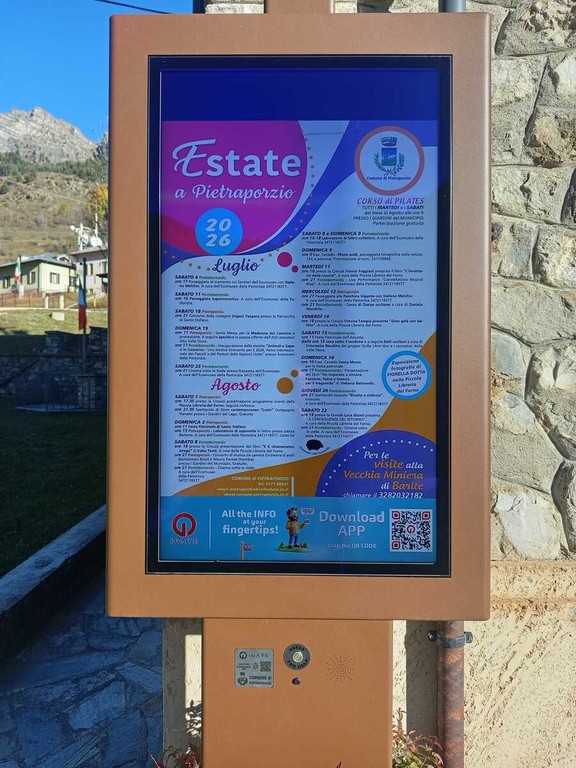 Il display dell'isola digitale i-Gate con il programma Estate a Pietraporzio