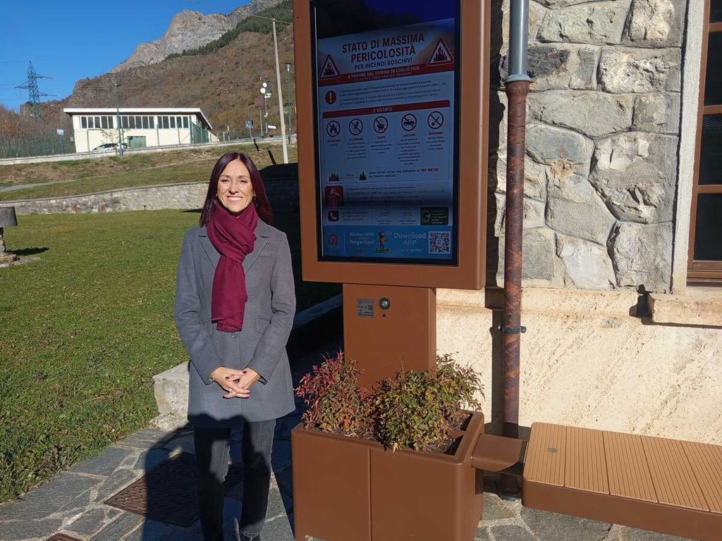 La sindaca di Pietraporzio Sabrina Rocchia davanti all'isola digitale i-Gate